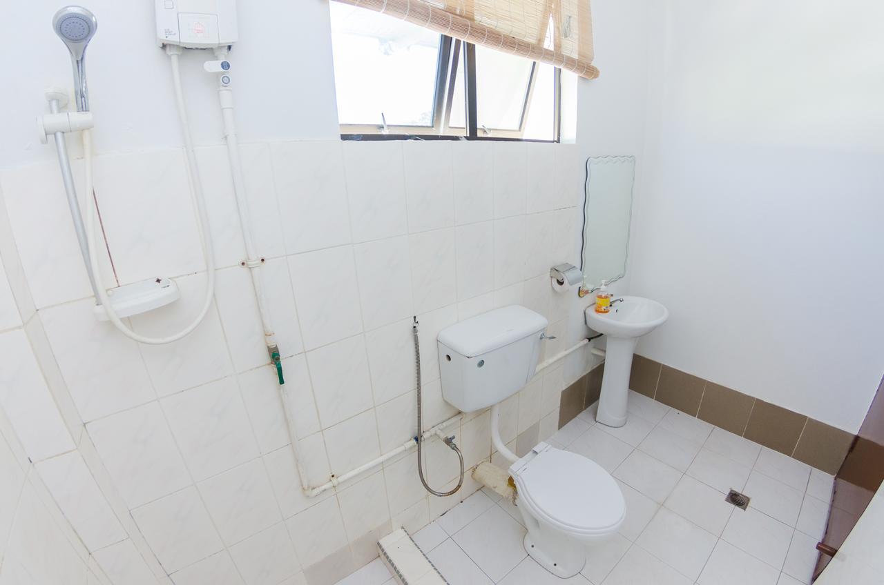 Poni Homestay Muara Exterior foto