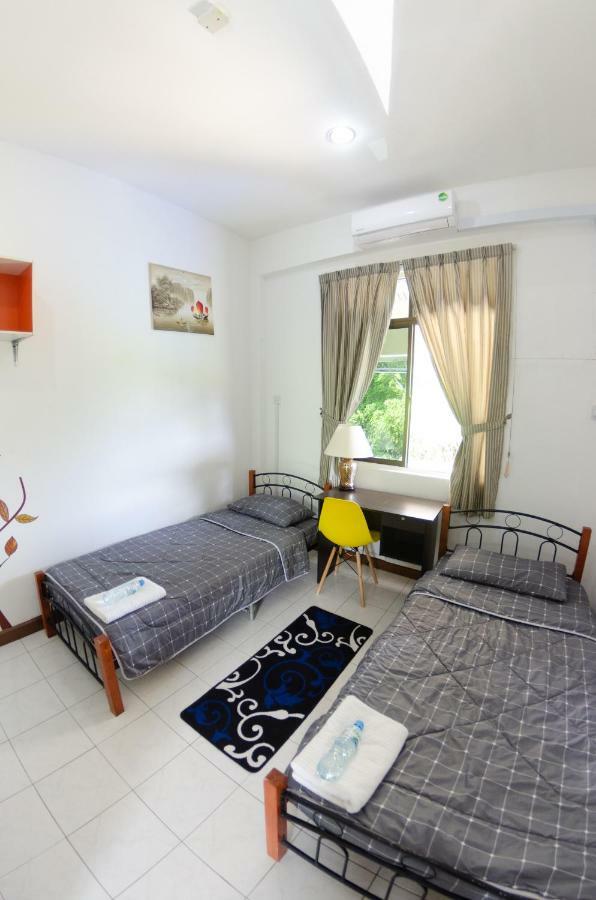 Poni Homestay Muara Exterior foto