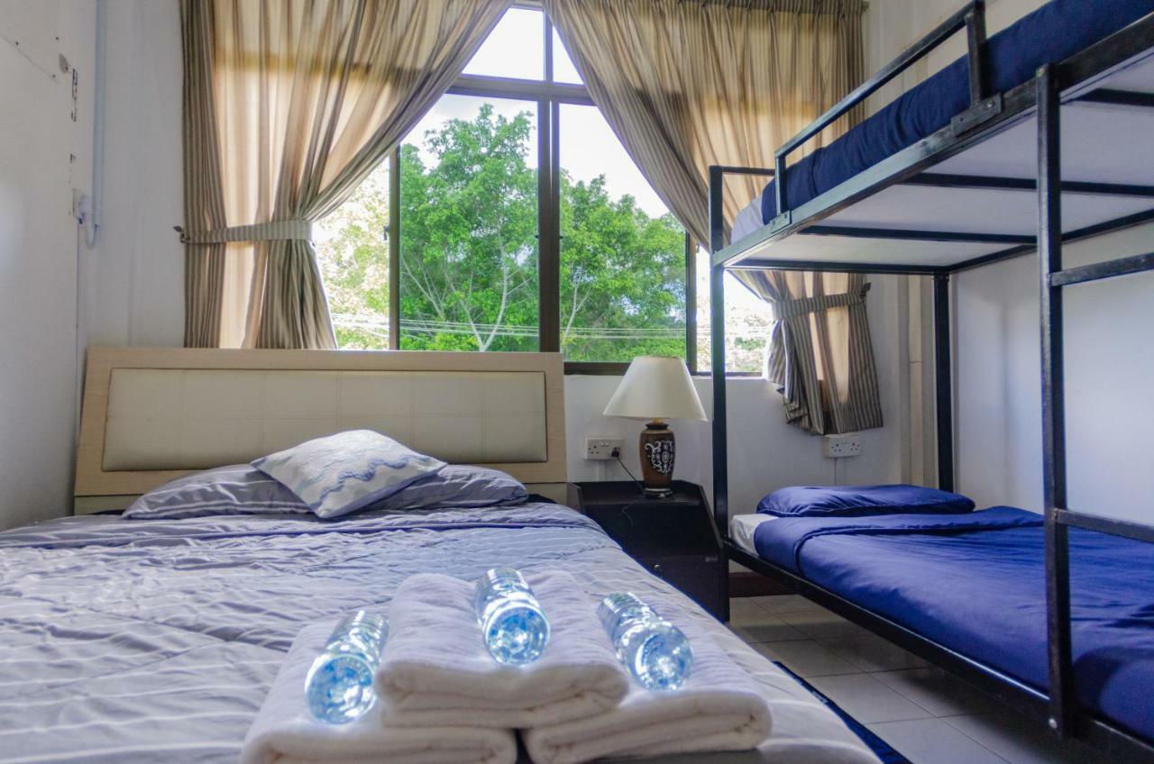 Poni Homestay Muara Exterior foto